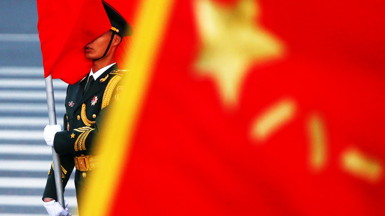 Bandeira chinesa cobre rosto de soldado em cerimônia de boas-vindas ao primeiro-ministro belga Charles Michel, no Grande Salão do Povo, em Pequim - 31/10/2016