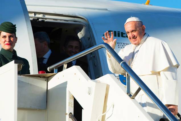 Papa Francisco acena para fieis no Aeroporto Internacional de Roma, antes de embarcar para viagem pastoral na Suécia - 31/10/2016