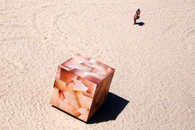 Banhista caminha próxima de uma escultura na praia de Tamarama, em Sydney, na Austrália. A obra faz parte de uma exposição ao ar livre de artistas locais e internacionais, ao longo da costa australiana - 19/10/2016