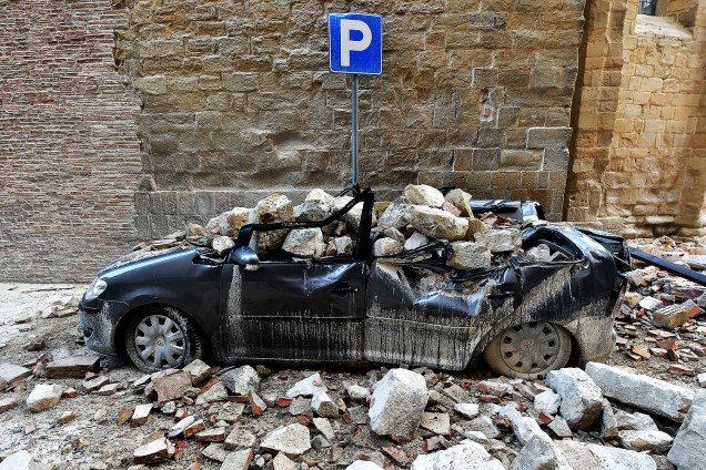 Carro é fotogrado na área da cidade de Camerino que teve 80% das construções afetadas pelos terremotos que atingiram a região central da Itália nesta semana - 28-10-2016