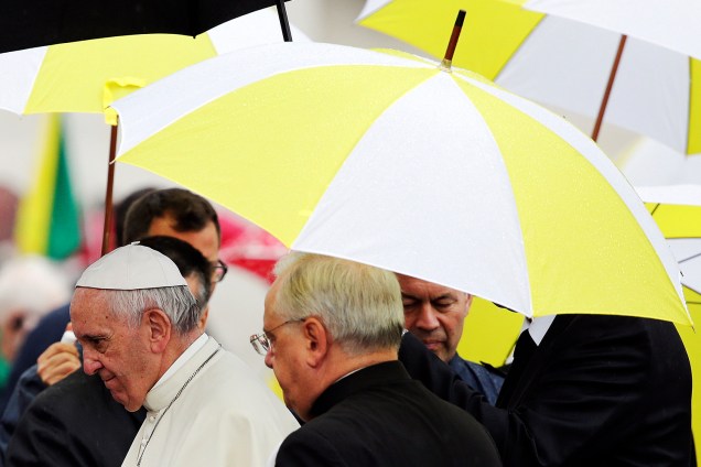 Papa Francisco se dirige à Praça de São Pedro para audiência semanal no Vaticano - 26/10/2016