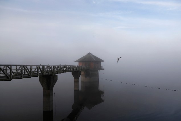Névoa da manhã é vista sobre o reservatório Cropston na Inglaterra - 03/10/2016