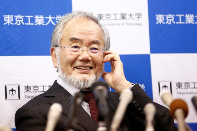 Yoshinori Ohsumi, professor do Instituto de Tecnologia de Tóquio, sorri durante coletiva de imprensa após vencer o prêmio Nobel de Medicina - 03/10/2016