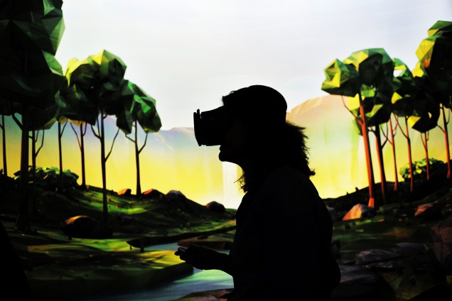 Mulher testa novo óculos de realidade virtual da empresa Google, intitulado 'Daydream View', em Nova York - 20/10/2016