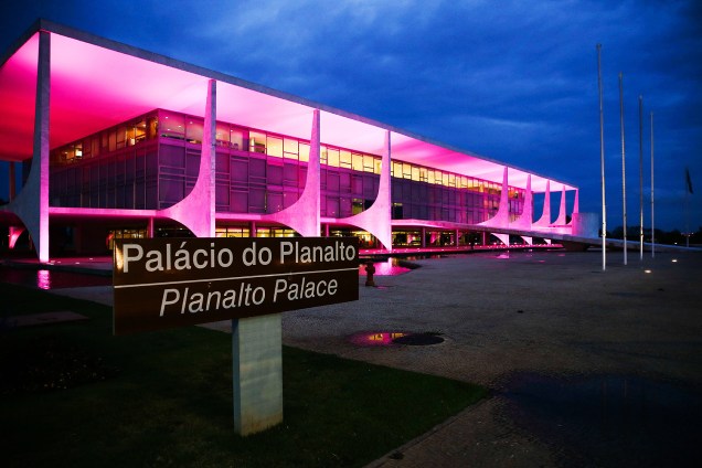 Palácio do Planalto com iluminação rosa participando da campanha Outubro Rosa, para conscientização sobre o câncer de mama - 05-10-2016