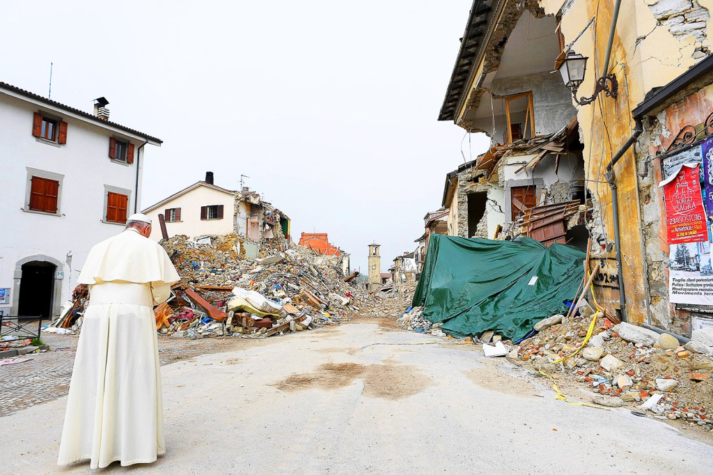 Papa Francisco visita a região italiana de Amatrice, atingida pelo terremoto que deixou cerca de 300 mortos - 04/10/2016