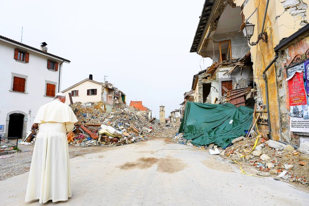 Papa Francisco visita a região de Amatrice, na Itália,  atingida pelo terremoto que deixou cerca de 300 mortos - 04/10/2016