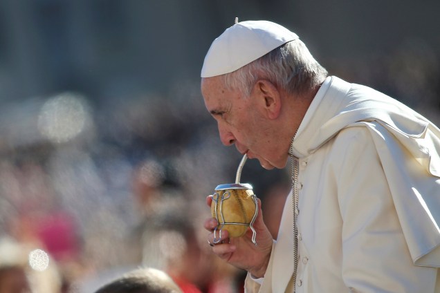 Papa Francisco toma mate antes da audiência semanal, na Praça de São Pedro, no Vaticano - 12-10-2016