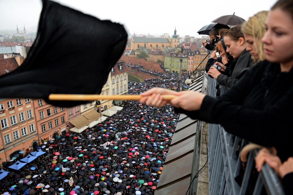 Protesto contra lei anti-aborto na Polônia