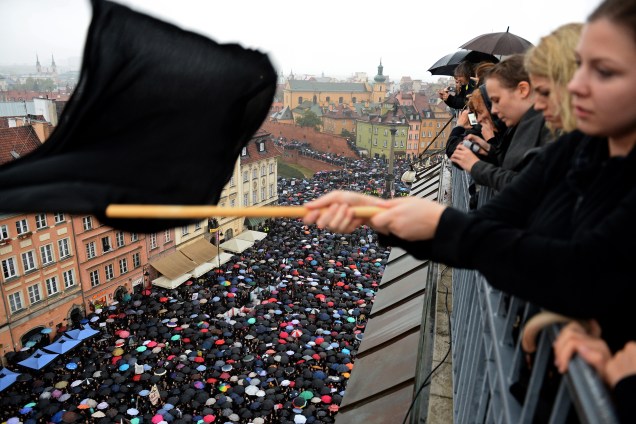 Milhares de mulheres vestidas de preto protestam contra uma proposta de proibição do aborto em Varsóvia, na Polônia - 03/10/2016