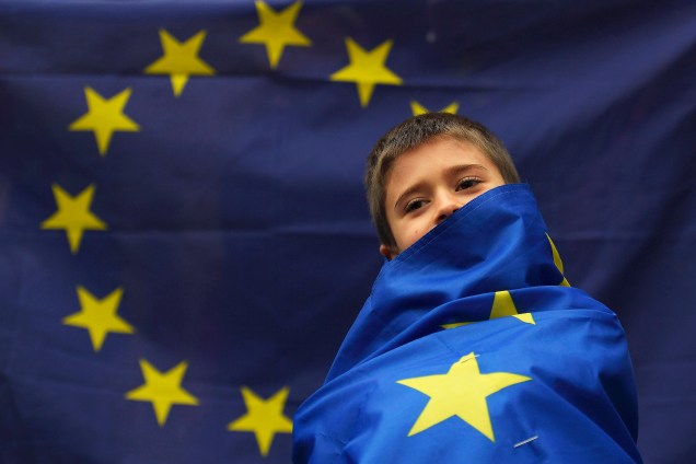 Menino veste uma bandeira da União Europeia durante manifestação contra o Brexit do lado fora da Alta Corte Britânica em Londres - 13/10/2016