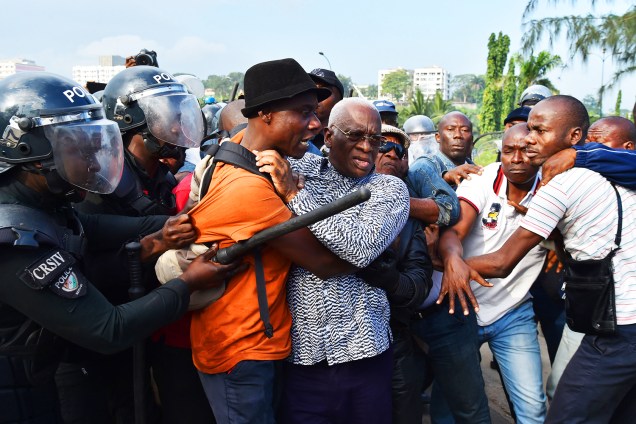 Policiais detém Aboudramane Sangare (centro), um dos líderes de oposição na Costa do Marfim, durante protesto contra referendo que propõe uma nova Constituição no país - 20/10/2016