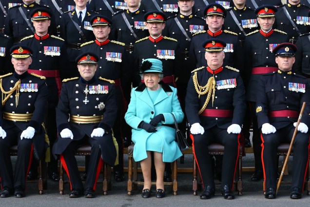 A rainha Elizabeth II posa para fotografia durante visita ao Corpo de Engenheiros Reais em Brompton Barracks em Chatham para celebrar o 300º aniversário da corporação - 13/10/2016