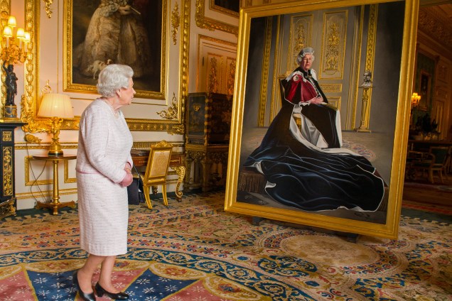 Rainha Elizabeth II, da Inglaterra, observa uma pintura de si mesma no Castelo de Windsor, em Londres, na Inglaterra - 14/10/2016