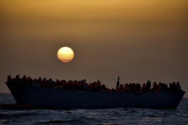 Cententas de imigrantes e refugiados ficam à deriva enquanto esperam para serem resgatados no Mar Mediterrâneo ao norte da costa da Líbia - 03/10/2016