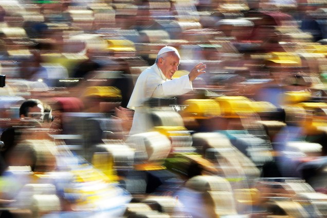 Papa Francisco acena para fieis ao chegar à Praça de São Pedro, no Vaticano, para audiência semanal - 05/10/2016