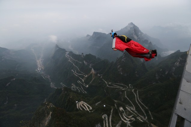 Competidor se apresenta em uma competição de wingsuit, em Zhangjiajie, na província chinesa de Hunan - 14/10/2016