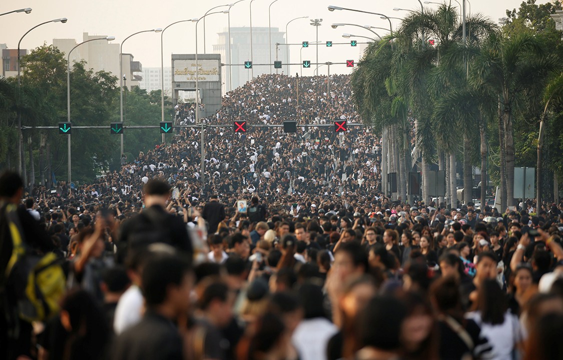População de Bangkok faz procissão em tributo à morte do rei Bhumibol Adulyadej, que falaceu nesta madrugada