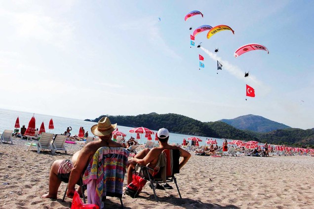 Turistas aproveitam o dia ensolarado em praia de Mugla, na Turquia - 12-10-2016