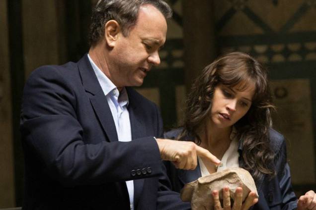 Tom Hanks e Felicity Jones tentam desvendar códigos para encontrar um perigoso vírus no filme 'Inferno'