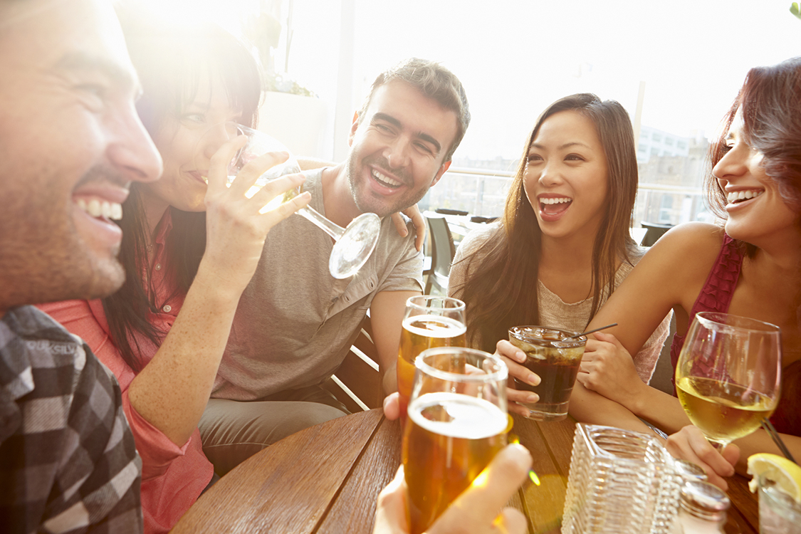 Sim, as mulheres estão bebendo tanto quanto os homens, diz estudo | VEJA