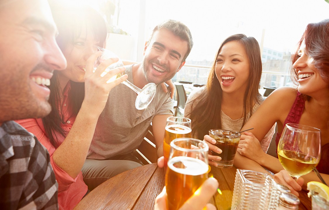 Grupo de amigos bebendo em um bar