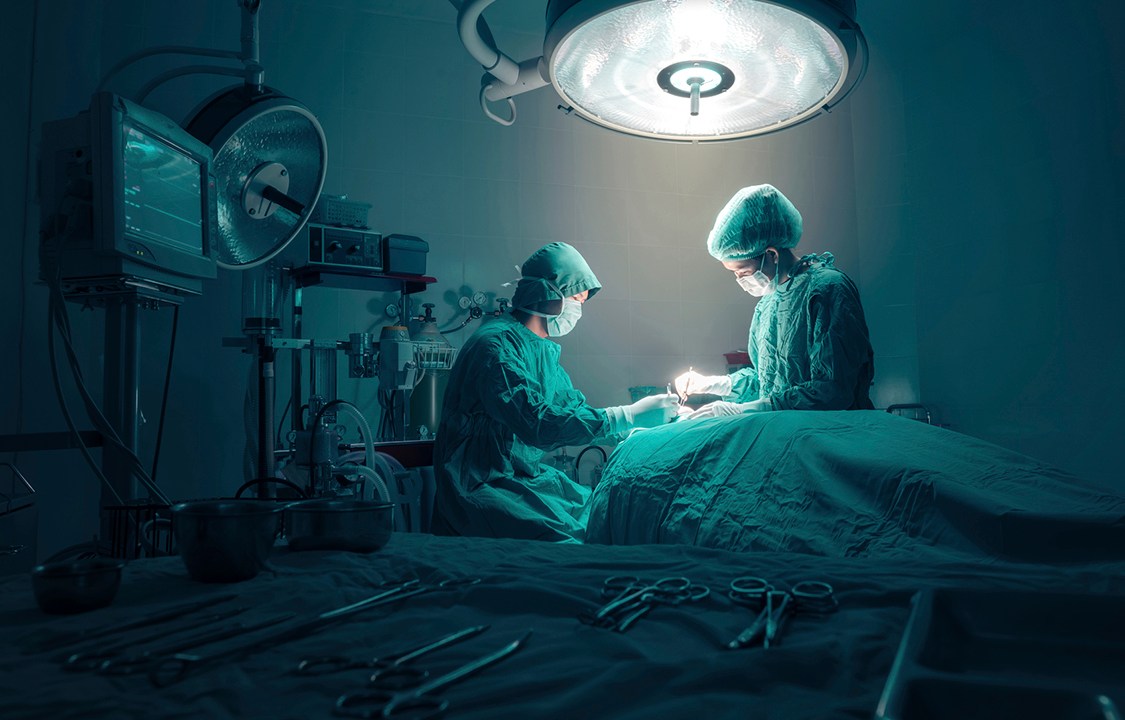 Cirurgiões em sala de operação