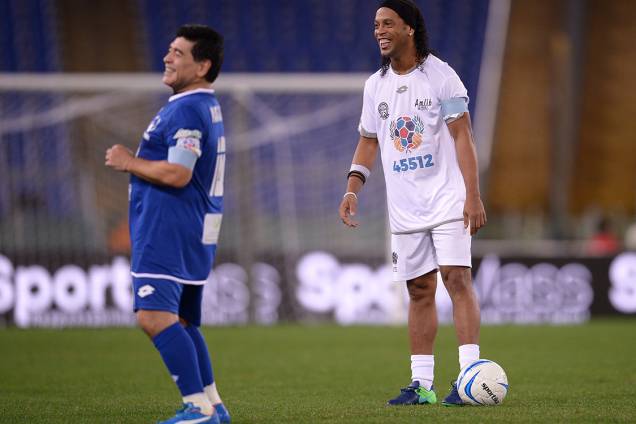 Ronaldinho Gaúcho e Maradona durante a Partida da Paz, em Roma