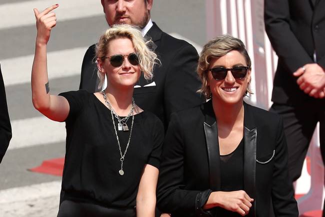 Kristen Stewart e Alicia Cargile comparecem ao 69° festival de Cannes, na França