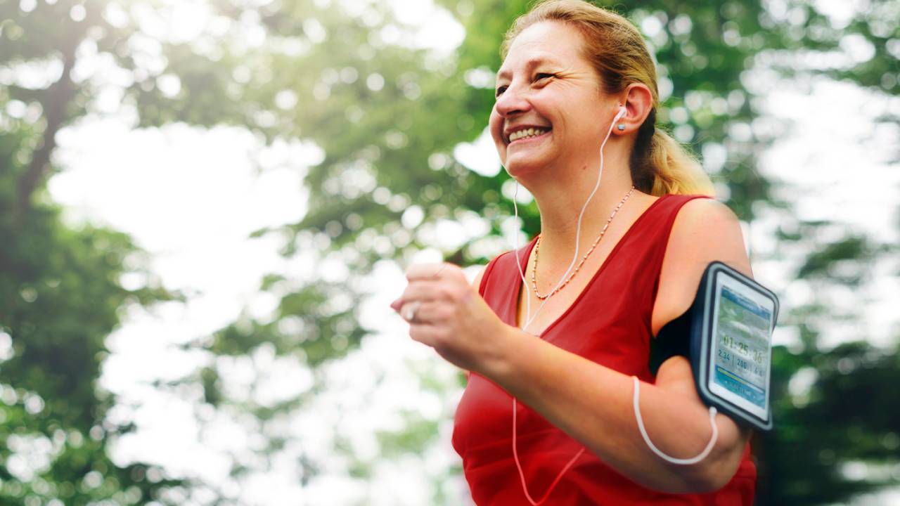 Adultos fazendo exercício