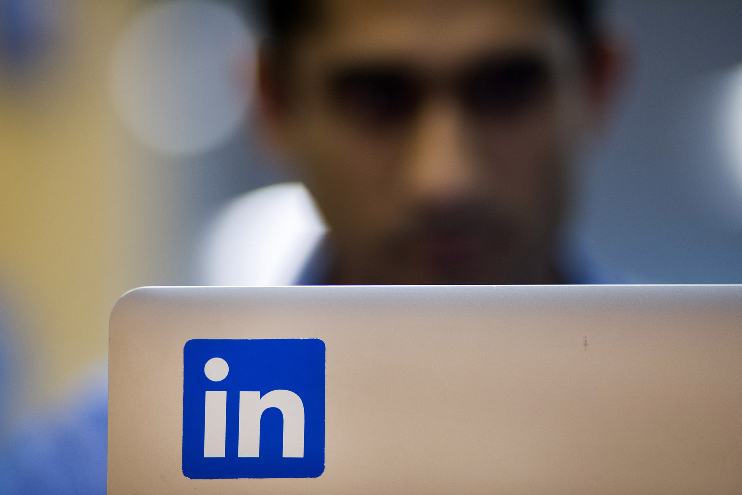 Saiba como visitar perfis no Linkedin sem deixar rastros VEJA