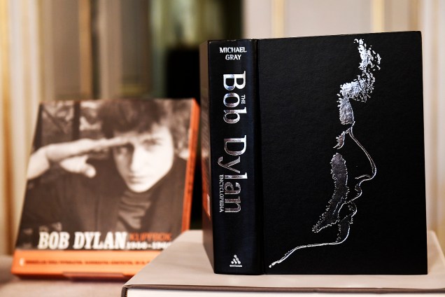 Livros de Bob Dylan são expostos na Academia Sueca em Estocolmo após o anúncio da premiação - 13-10-2016