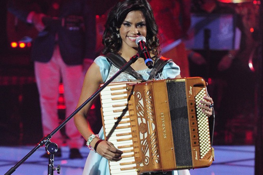 Lucy Alves, candidata que ficou conhecida no 'The Voice Brasil' por apresentar repertório nacional