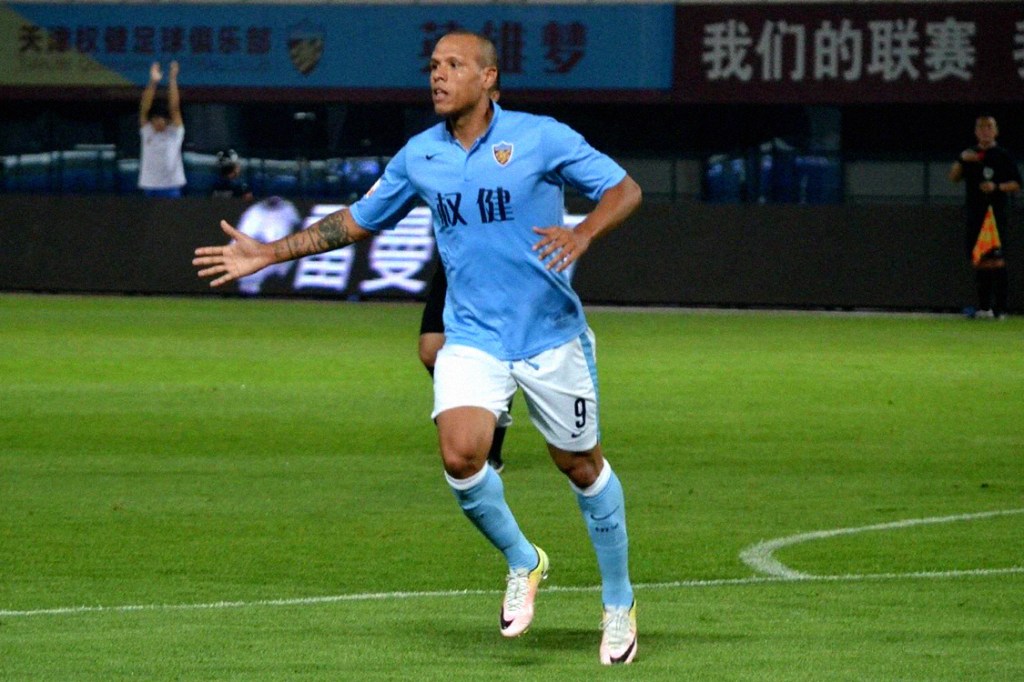 Jogador Luís Fabiano jogando pelo clube chinês Tianjin Quanjian