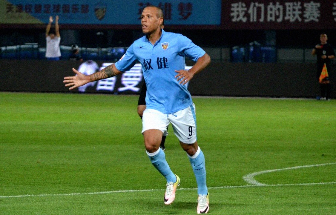 Jogador Luís Fabiano jogando pelo clube chinês Tianjin Quanjian