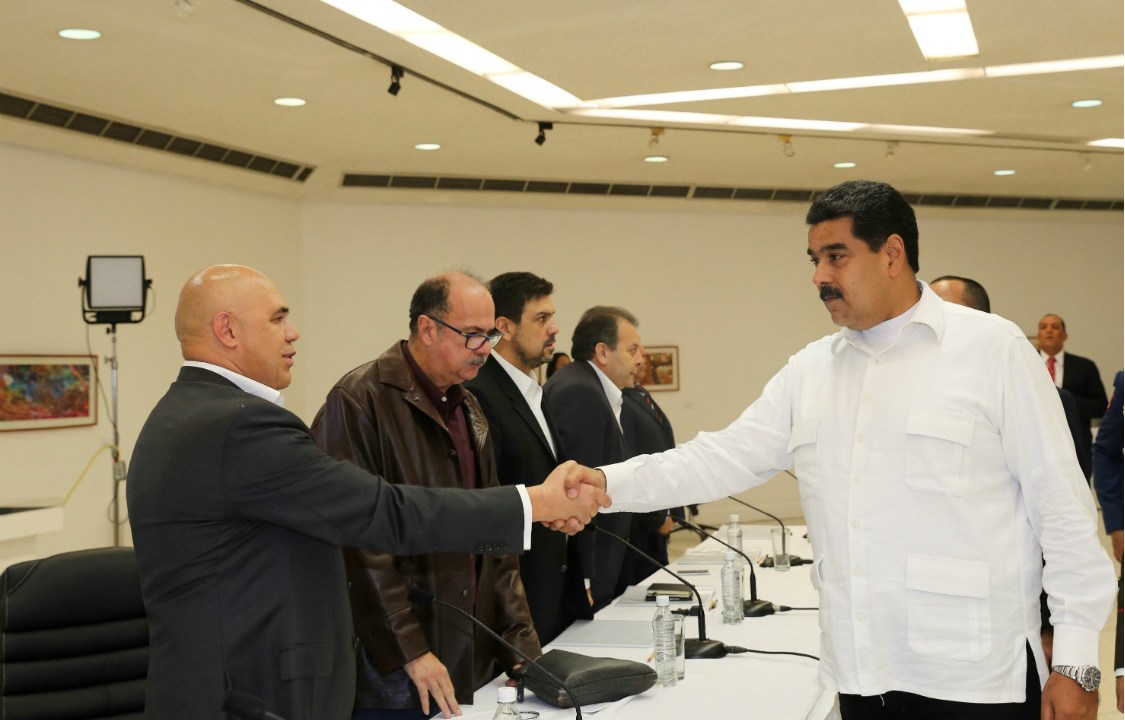 O presidente venezuelano Nicolás Maduro cumprimenta o líder opositor Jesús Torrealba