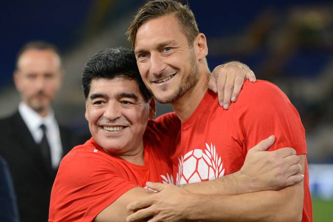 Diego Maradona e Francesco Totti durante a partida da paz, em Roma Diego Maradona e Francesco Totti durante a partida da paz, em Roma