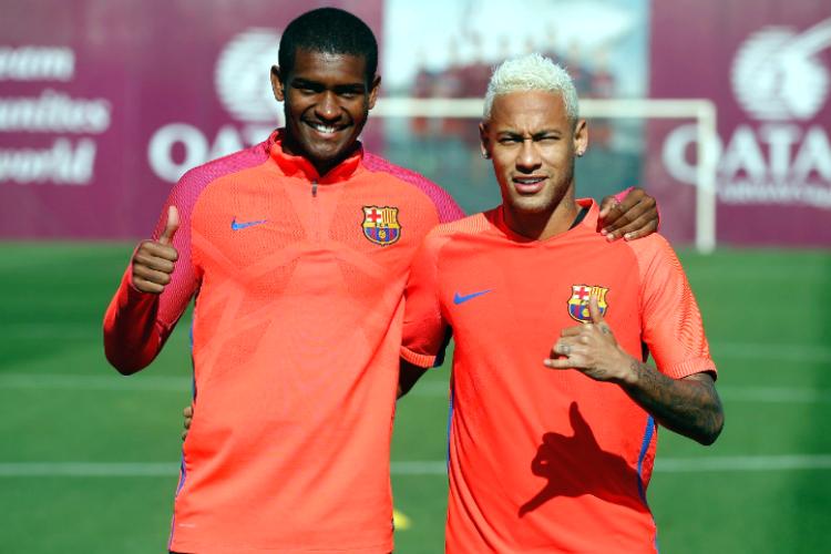 Zagueiro Marlon posa com Neymar após treinamento do Barcelona