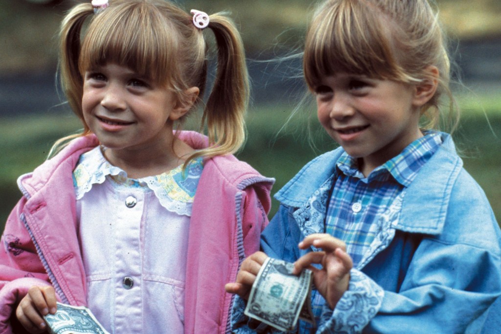 As atrizes norte-americanas gêmeas Mary-Kate e Ashley Olsen durante a infância