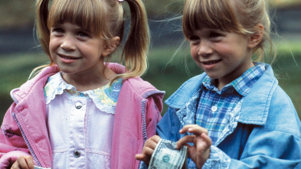 As atrizes norte-americanas gêmeas Mary-Kate e Ashley Olsen durante a infância