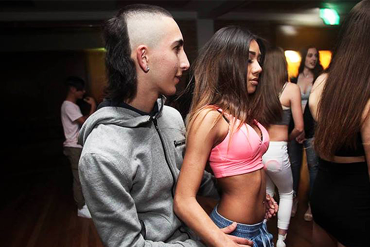 Ziggy Mosslmani processou mídia por ridicularizar seu corte de cabelo. O adolescente foi fotografado em uma festa de aniversário de 18 anos em Sydney. A imagem viralizou na internet, e desde então, surgiram diversos memes