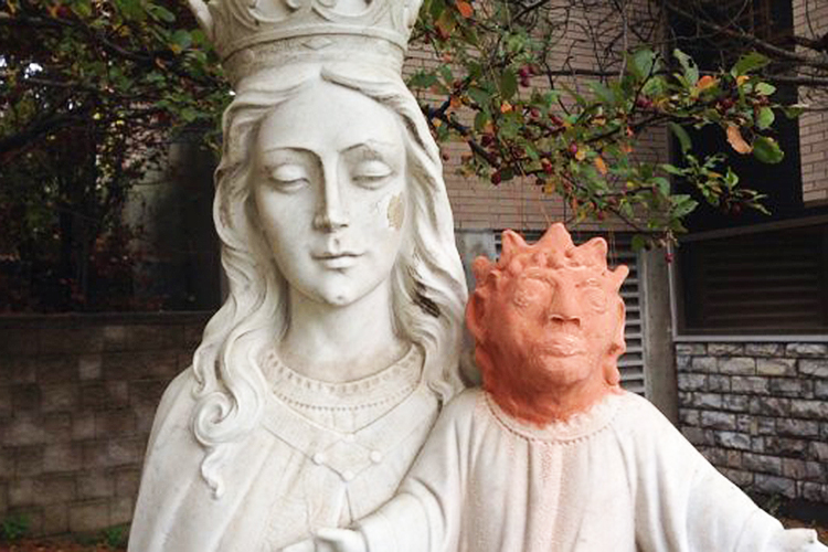 Cabeça de Cristo colocada temporariamente em estátua choca pessoas em Ontario