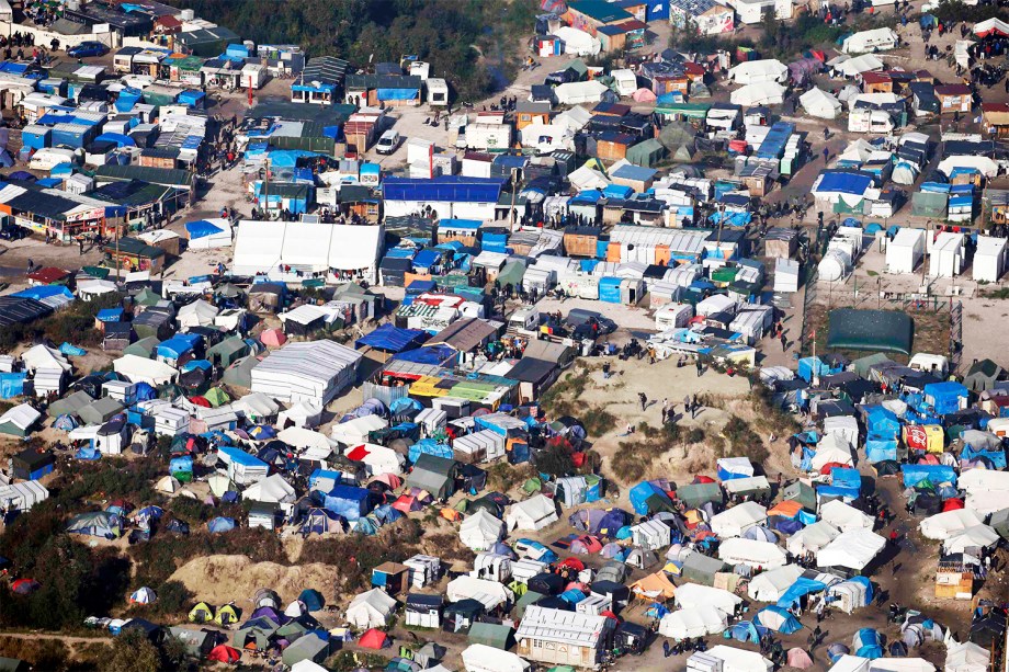 Vista aérea do acampamento de refugiados localizado em Calais, na França - 23/10/2016