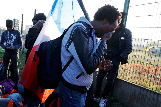 Migrante chora durante o segundo dia de evacuação do acampamento improvisado de refugiados, localizado na cidade de Calais, na França - 25/10/2016