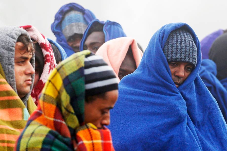 Migrantes aguardam para serem registrados durante o terceiro dia de evacuação do campo de Calais, na França. Os refugiados serão levados para centros de acolhimento - 26/10/2016