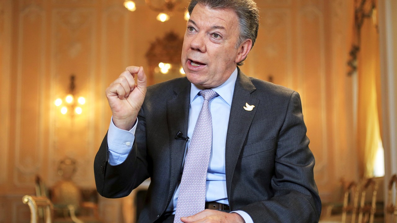 O presidente da Colômbia, Juan Manuel Santos, concede entrevista em Bogotá - 07/04/2015