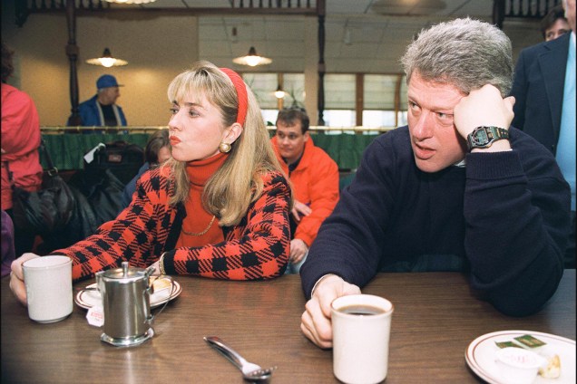 O candidato democrata à presidência dos Estados Unidos, Bill Clinton (dir), e sua esposa Hillary Clinton (esq), durante campanha em Bedford - 16/02/1992
