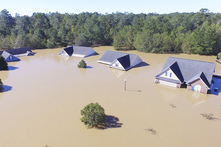Drone registra inundação causada pela passagem do furacão Matthew em Fayetteville, no estado americano da Carolina do Norte (EUA)