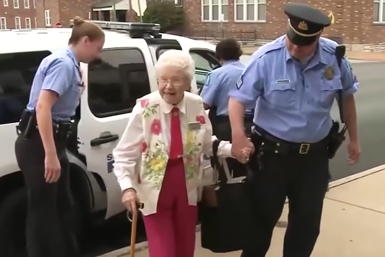 Idosa de 102 anos é 'presa' em Missouri, nos Estados Unidos