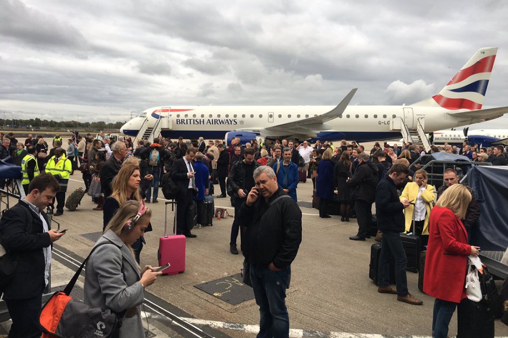 Guardas pedem evacuação do aeroporto internacional Heathrow, em Londres, por suspeita de ameaça química